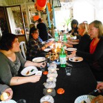 Gästerna lät sig väl smaka av all den goda maten som Marie bjöd på!